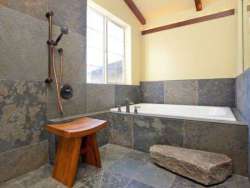 Vì Sao Người Nhật Thường Đặt Ghế Nhỏ Trong Nhà Tắm Của Mình